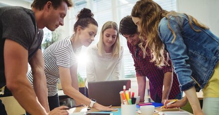 Pessoas trabalhando com relações públicas